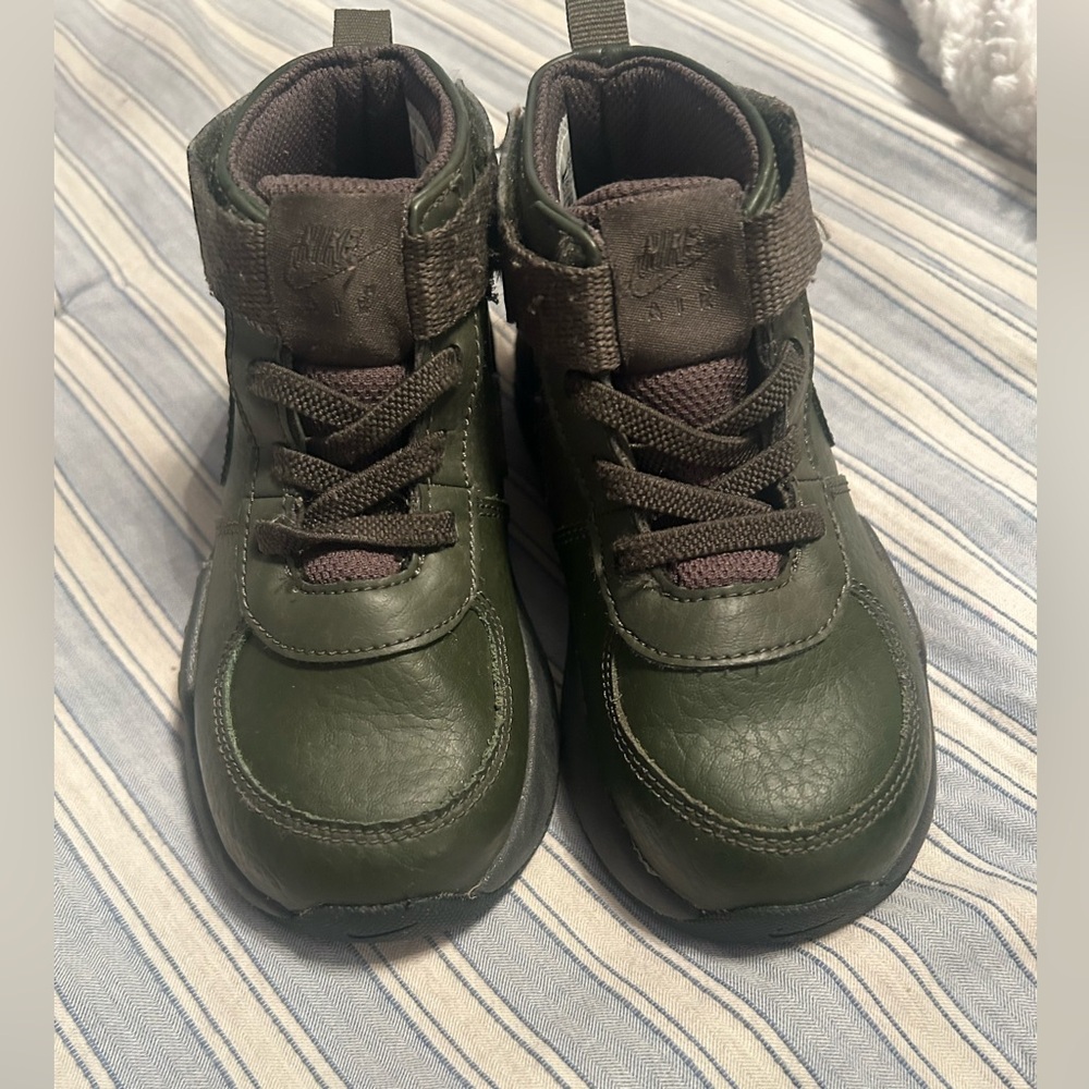 Nike sneakers winter green sz9C  excellent condition